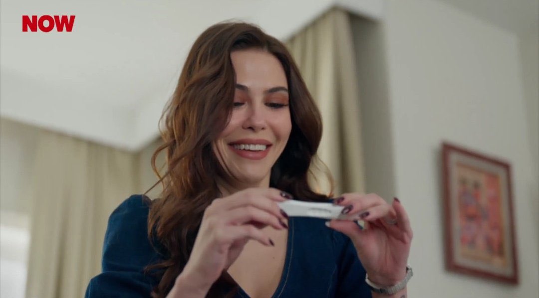 yarenhoca63's tweet photo. "Aile Yılı" mı, Ekran Yılı mı?

Now TV’de yayınlanan #Kıskanmak dizisine denk geldim.
Bir sahne, bir diyalog… Sonrası koca bir soru işareti.

Dizide üç hamile kadın var.
Ama hiçbiri kocasından hamile değil.

Yetmiyor.
Kadınlardan biri, evli ama sevgilisinden hamile kaldığı için “Allah’ım sana şükürler olsun” diyor.

Burada durup sormak gerekiyor:
Bu sahne neyi normalleştiriyor, neyi kutsuyor, neyi meşrulaştırıyor?

Türkiye’de bu yıl “Aile Yılı”ilan edilmişti 
Aile yapısı, toplumsal değerler, çocukların korunması, ahlaki çerçeve…
Siyasette bol bol konuşuluyor, paneller yapılıyor, afişler asılıyor.

Ama akşam eve geldiğinizde, televizyonu açtığınızda karşınıza çıkan tablo bu.

Evlilik dışı ilişkiler artık “dramatik unsur” değil, olağan bir senaryo.
Sadakat bir istisna.
Sorumluluk arka planda.
Ve dini ifadeler, bağlamından koparılıp her sahneye serpiştirilen bir replik süsü haline geliyor.

Mesele kimsenin özel hayatı değil.
Mesele dizide neyin eleştirilmeden, neyin sorgulanmadan, neyin normalmiş gibi sunulduğu.

Çünkü televizyon yalnızca eğlendirmez.
Öğretir.
Alıştırır.
Zihni dönüştürür.

Bir yandan “aile kutsaldır” deniyor,
öte yandan prime-time’da aile kavramı içi boşaltılmış hikâyelerle aşındırılıyor.

O yüzden insan ister istemez şu cümleyi kuruyor:

Anlaşılan “Aile Yılı” bitti…
Ama ekranlarda her şey serbest yılı tüm hızıyla devam ediyor.

Ve bu çelişki, artık kimsenin gözünden kaçmıyor.

@MahinurOzdemir @nowtvturkiye