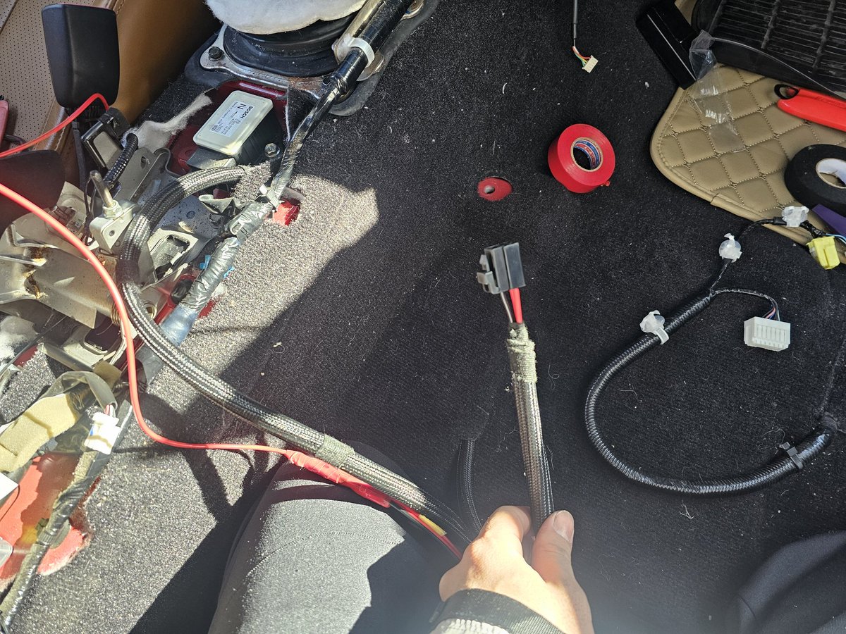 私の車にはシートヒーターの線が流れていません…
ので！線を新たに引きます。
シートを外したついでにベルトの受けも新品にします
次にカプラーを制作します。無事刺さった
本来はシート側のカプラーに電源があるが私には無い
コーンソールに線流して今日は終わり・ω・