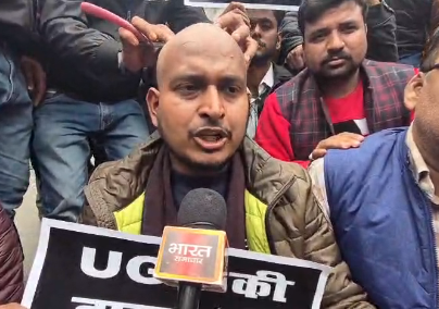 bstvlive's tweet photo. देवरिया - UGC कानून को लेकर बड़ा प्रदर्शन, लोग काली पट्टी बांधकर सड़क पर उतरे, बैनर पोस्टर के जरिए UGC का कर रहे विरोध.

देवरिया- UGC के विरोध में बाल मुंडवाए, जिले में दिखा अनोखा प्रदर्शन, एक युवा ने अपने बाल मुंडवाए, देवरिया गोरखपुर मार्ग पर प्रदर्शन

#Deoria #UGC https://t.co/dzLm6Jiu9I