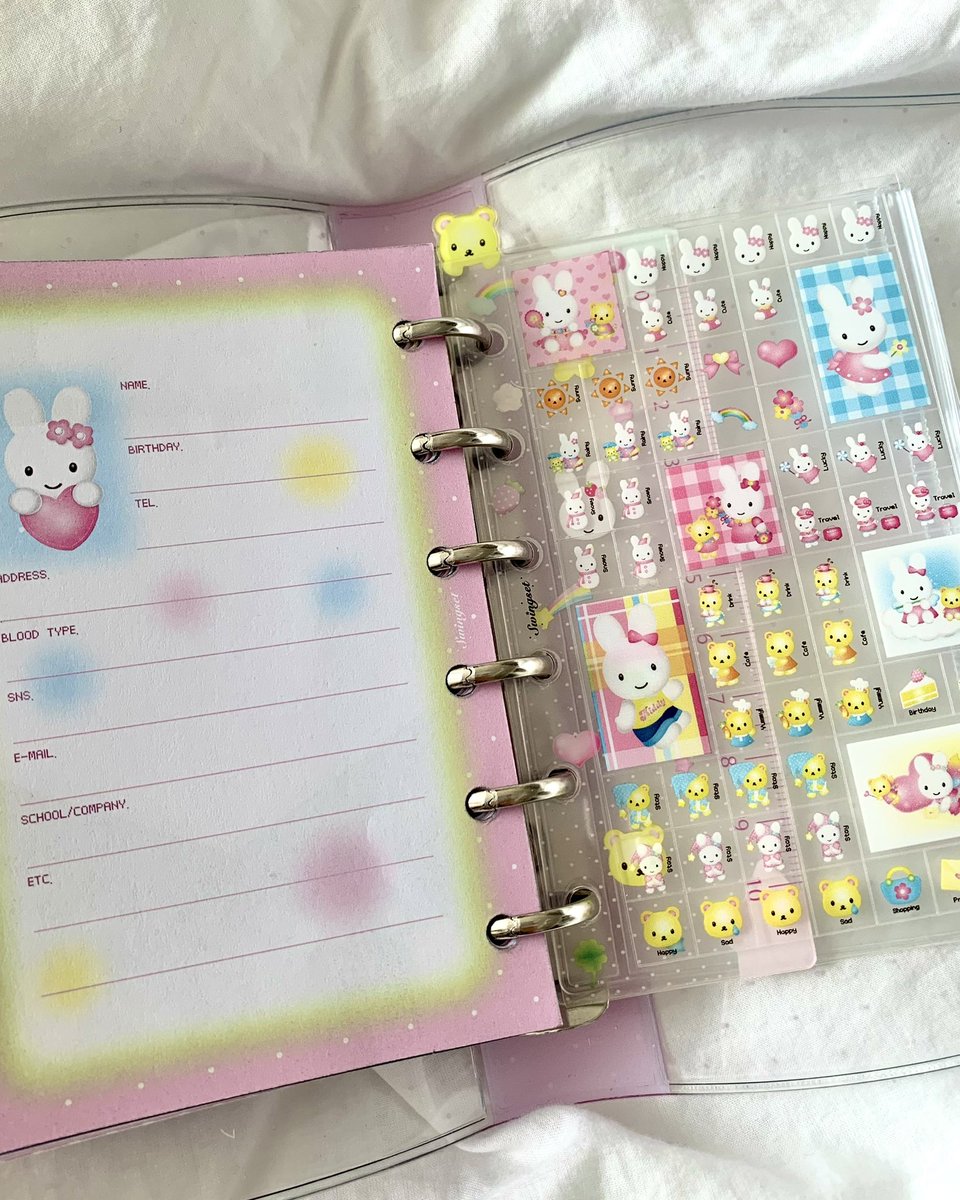 #RT이벤트 #팔로우이벤트
어제 다이어리 재입고 후 주문이 쏟아지는 와중에, 감사한 마음을 담아 어떤 이벤트를 할까 고민했는데요! 트위터에서 가장 반응이 좋았던 제품들로 준비했습니다!

영아트 X 스윙셋 KIDDY’s Hand Bag Diary + 피피 형압 스티커 + 체리펫 에폭시 스티커 (1명)

🎀참여방법
1.