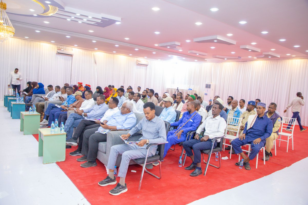 gredosom's tweet photo. Yesterday in Baidoa and Hudur, communities, youth, women, police, and local institutions came together to celebrate the achievements of the @Nabadaynta  Program — a journey of dialogue, trust-building, and community-led action for stronger security and justice.

In his opening remarks, GREDO’s Operations Director, @MoAdanAbdilatif, said: “𝘖𝘶𝘳 𝘷𝘪𝘴𝘪𝘰𝘯 𝘪𝘴 𝘵𝘰 𝘣𝘶𝘪𝘭𝘥 𝘢 𝘴𝘰𝘤𝘪𝘦𝘵𝘺 𝘸𝘩𝘦𝘳𝘦 𝘫𝘶𝘴𝘵𝘪𝘤𝘦 𝘱𝘳𝘦𝘷𝘢𝘪𝘭𝘴 𝘢𝘯𝘥 𝘱𝘦𝘰𝘱𝘭𝘦 𝘭𝘪𝘷𝘦 𝘸𝘪𝘵𝘩 𝘥𝘪𝘨𝘯𝘪𝘵𝘺. 𝘛𝘩𝘦 𝘕𝘢𝘣𝘢𝘥𝘢𝘺𝘯𝘵𝘢 𝘗𝘳𝘰𝘨𝘳𝘢𝘮 𝘪𝘴 𝘢 𝘱𝘳𝘢𝘤𝘵𝘪𝘤𝘢𝘭 𝘳𝘦𝘧𝘭𝘦𝘤𝘵𝘪𝘰𝘯 𝘰𝘧 𝘵𝘩𝘪𝘴 𝘤𝘰𝘮𝘮𝘪𝘵𝘮𝘦𝘯𝘵.”

#Nabadaynta #GoFarGoTogether @IOM_Somalia @UKinSomalia @EU_in_Somalia