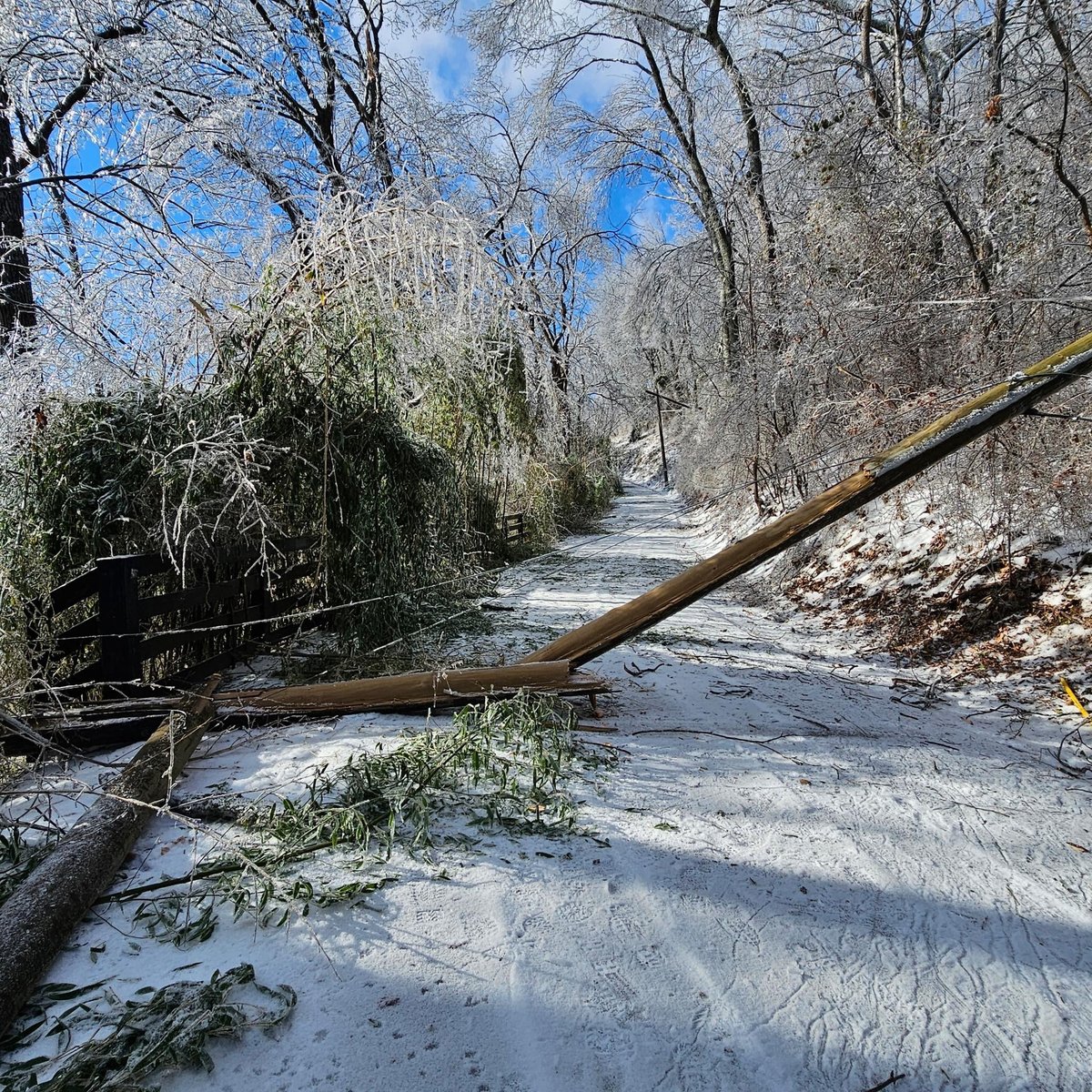 (January 28, 2026 | 5:30 a.m. CT): On Sunday, January 25, 2026, power outages across the state peaked at 315,533 as severe winter weather moved through Tennessee. Thanks to the tireless, around-the-clock work of utility crews and linemen, that number has dropped to 126,299 as of