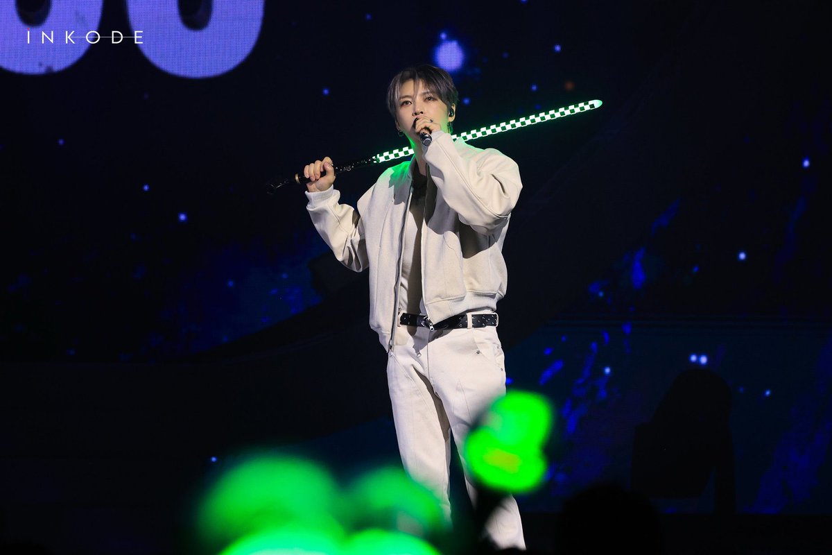 첫날 파란옷에 묻혔지만 이것도 심함ㅋㅋㅋㅋ뭔 옛날 80년대 초등학교 운동회 복장같음..옷을 지우고 얼굴만 보면 이쁜데..옷 진짴ㅋㅋㅋ하...코디 젭알 바꿔줘ㅠㅠ발전하도록