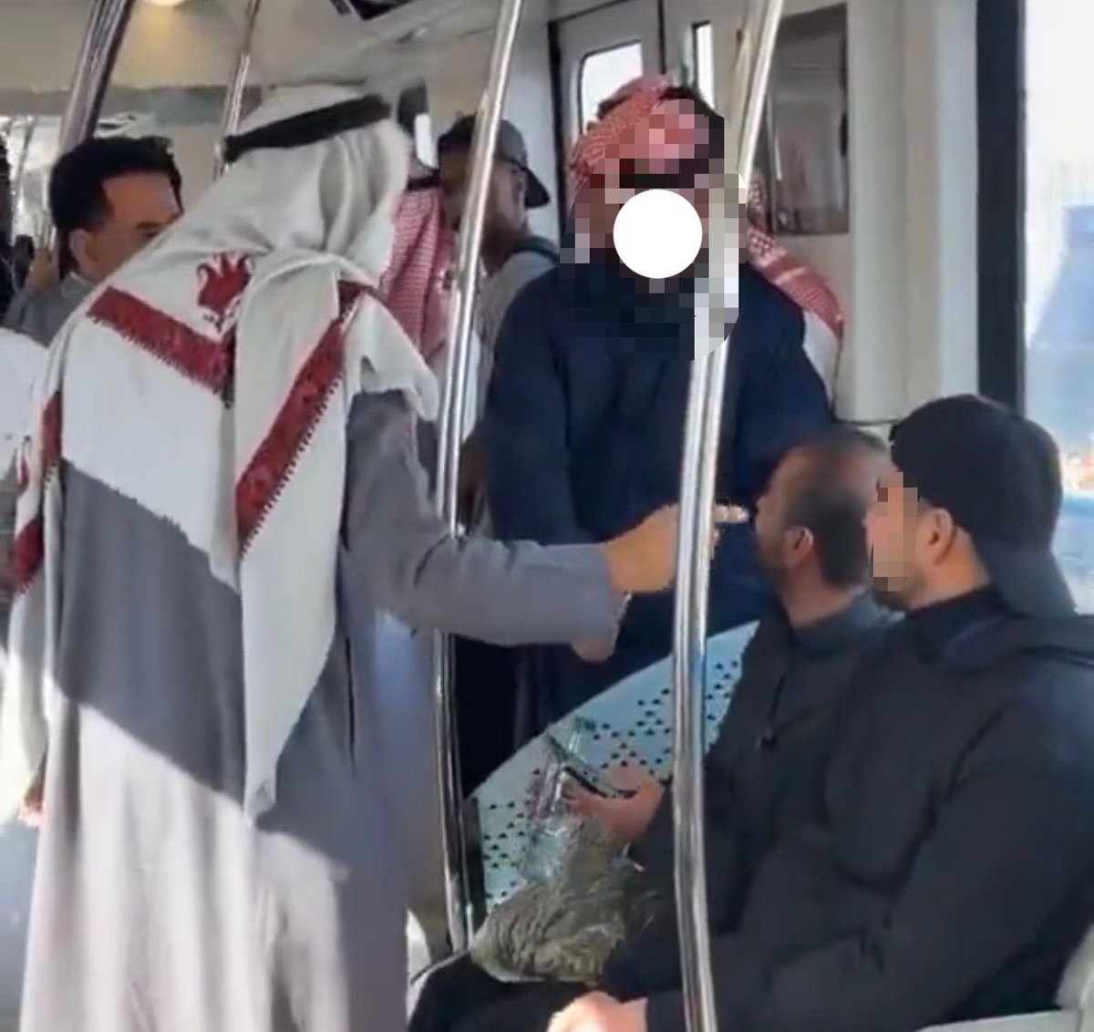 RAED_ARN's tweet image. الإنكار اللي صار على أسلوب رافض الهدية يعكس إن مجتمعنا بخير وعروبته في جيناته، وما يقبل القسوة في التعامل حتى لو كان الرفض حق للشخص

مجتمعنا اجتماعي بطبعه، والكلام والتواصل فيه طبيعي ومقبول بحدود الأدب، لكن اللي ما يتقبله هو الجفاء والردود الحادة؛ لأن هذي الأسلوب ما تنسجم مع…