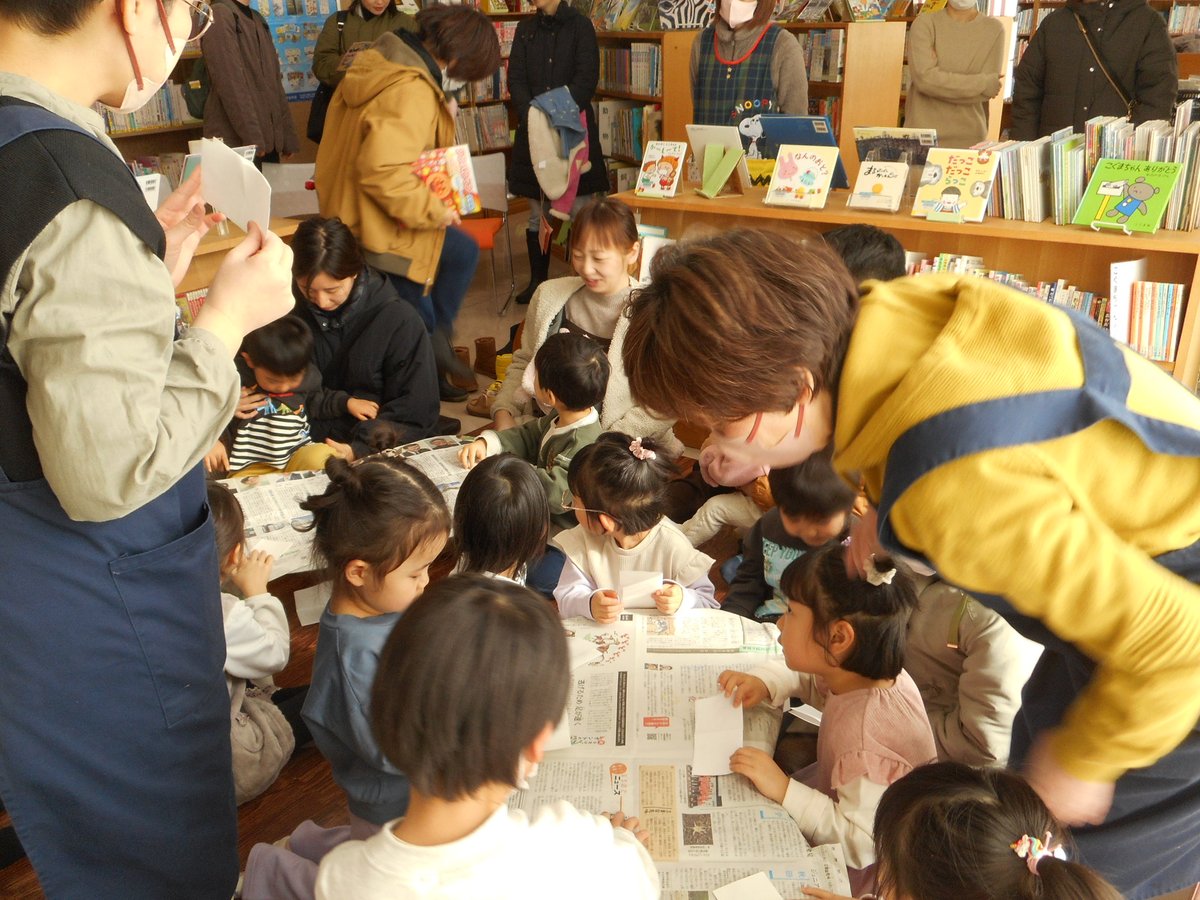 1/24(土)小坂図書館にて【おはなしランプ】を開催しました。 テーマは｢ふゆ」です。 参加した子どもたちは、話を聞くだけでなく絵本に合わせて体操も行いました。工作は折り紙で雪だるまを折り、シールや色鉛筆で各々個性的な表情を作っていました。