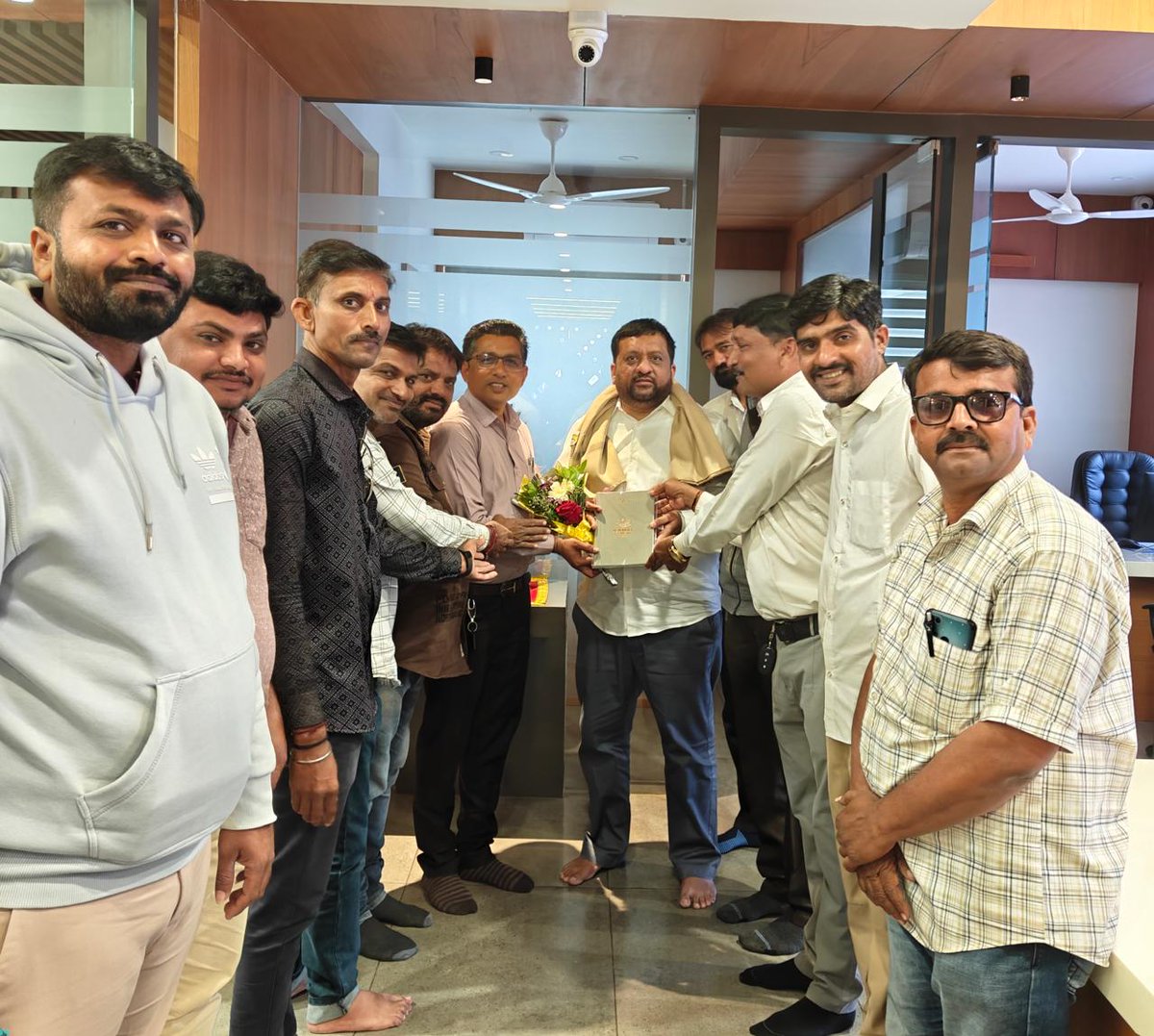 આજ રોજ મેંદરડા તાલુકાના ભાજપ આગેવાનો સાથે શુભેચ્છા મુલાકાત કરી.
પાર્ટીના કાર્યકરો અને આગેવાનો સાથે મળીને વિસ્તારના વિકાસ તથા જનસેવામાં સતત કાર્ય કરવાની પ્રતિબદ્ધતા વ્યક્ત કરવામાં આવી.