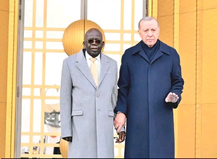 E mi lo kan E mi lo kan Baba wey no well e dy shout E mi lo kan hand dy shake leg dy shake baba wy no well e dy shout E mi lo kan.