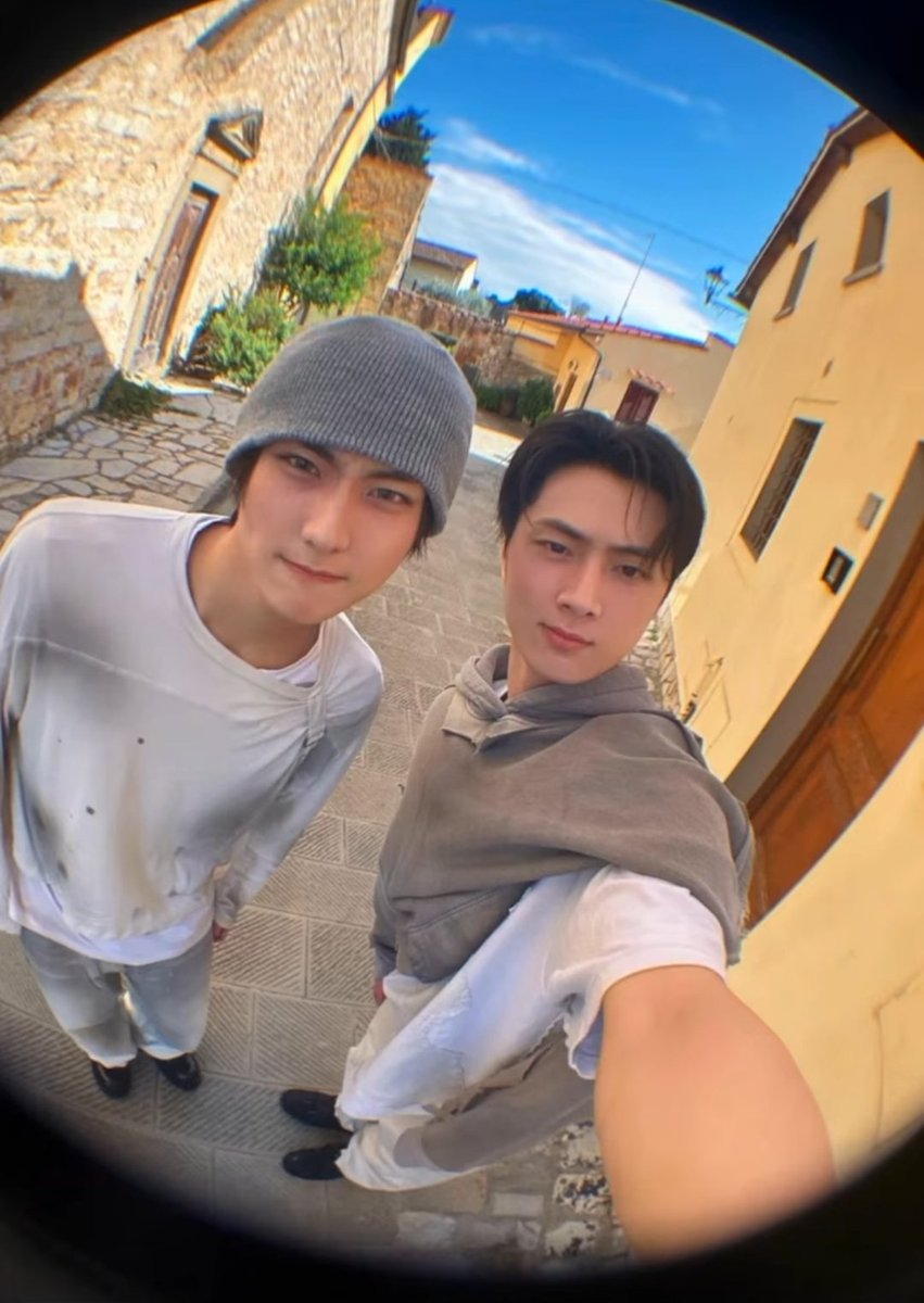 allforjaywonn's tweet image. It’s so funny how ENHYPEN’s Instagram reel is full of their solo photos, then suddenly boom we get a Jaywon photo together at the end 😭💖  #야옹즈