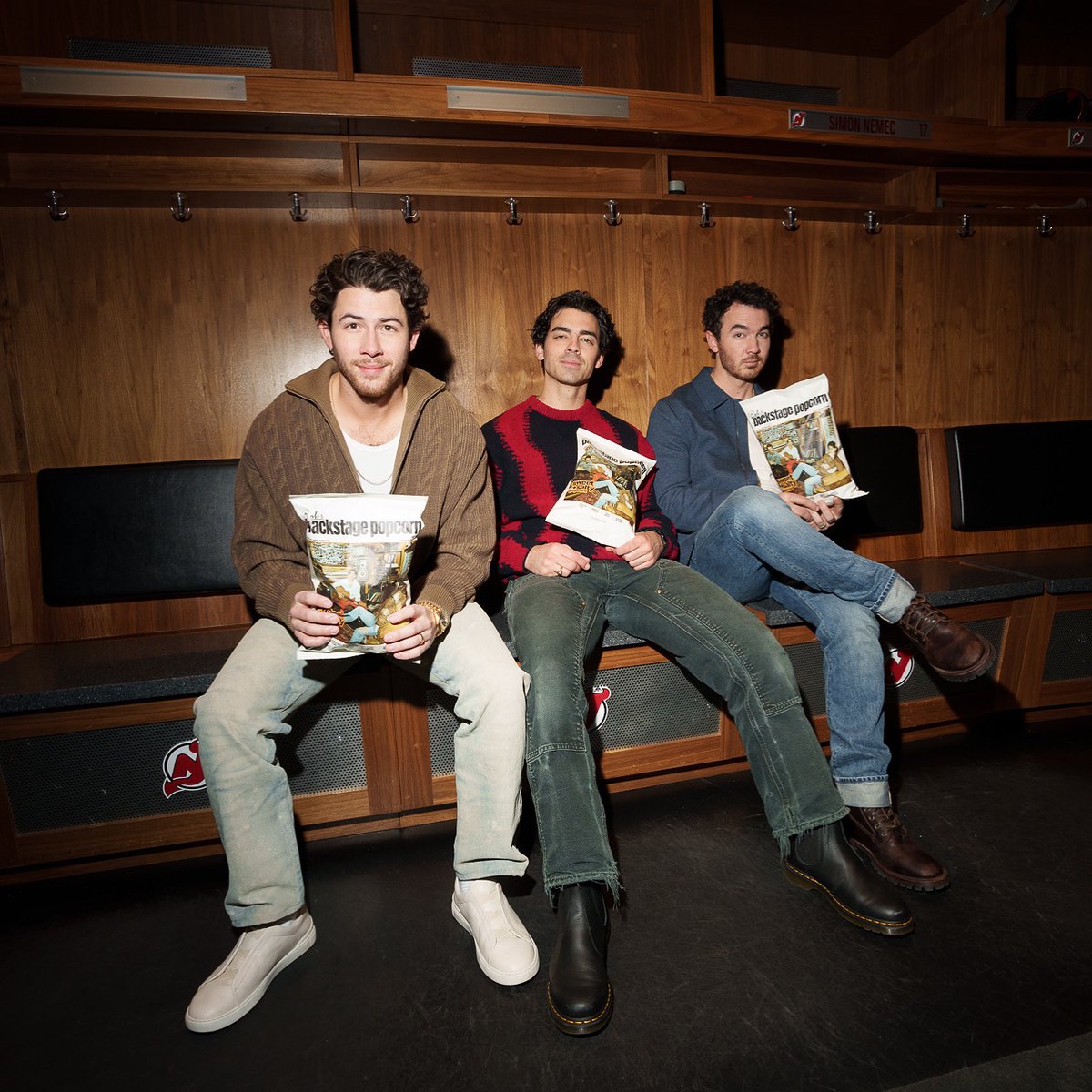 New year, new Rob’s! introducing Rob’s 2.0: the delicious popcorn you’ve come to know and love but with a new look and a bolder flavor.

Find <a href="/robspopcorn/">Rob’s Backstage Popcorn</a> at a grocery store near you! 🍿🍿