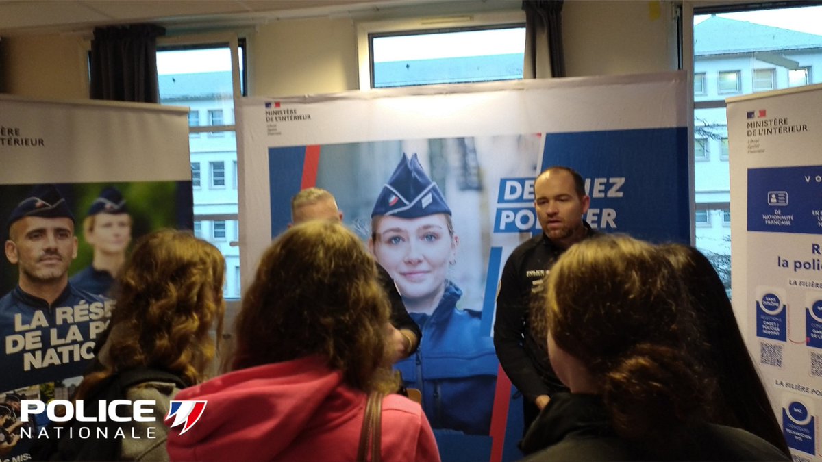PoliceNat27's tweet photo. #MetiersdelaDefense | Ce 27 janvier, la #PoliceNationale était présente au lycée Modeste Leroy à #Évreux pour les rencontres de la défense organisées par la Délégation Militaire Départementale de l'Eure (#DMD27).
Rencontres, informations et échanges sur les missions de la police. https://t.co/yXCT9KOPVo