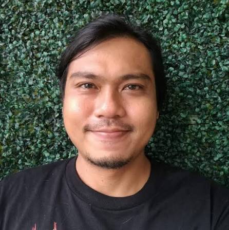 mynewshub's tweet photo. Dua Aktivis Menentang Pencerobohan Tanah Kuil Haram Dikenakan Tindakan Polis

Oleh Mynewshub 

KUALA LUMPUR, 28 Januari – Dua aktivis yang menentang pencerobohan tanah bagi pembinaan kuil haram, Tamim Dahri (Tanah Melayu) dan Islah Wahyudi (Randuk Malaysia) telah diambil tindakan oleh pihak polis termasuk salah seorang ditahan semalam.

Perkembangan itu didedahkan Persatuan Peguam-Peguam Muslim Malaysia (PPMM) dalam satu kenyataan akhbar hari ini.

Presidennya, Muhamad Hisham Marzuki berkata, PPMM menyatakan kebimbangan serius terhadap tindakan pihak berkuasa menahan kedua aktivis berkenaan yang aktif mendedahkan dan mengkritik isu pencerobohan tanah serta pembinaan rumah ibadat haram.

Menurut Hisham, Tamim Dahri disiasat Ibu Pejabat Polis Bukit Aman dan telefon bimbitnya dirampas, manakala Islah Wahyudi ditahan di lokap Ibu Pejabat Polis Daerah (IPD) Sepang sebelum polis memohon perintah reman terhadapnya di Mahkamah Sepang.

Bagaimanapun, Majistret Khairatul Animah Jelani menolak permohonan reman tersebut dan mengarahkan Islah Wahyudi dibebaskan serta-merta, jelasnya.

"PPMM menegaskan bahawa individu yang membongkar pencerobohan tanah, membuat laporan atau mengkritik pembinaan rumah ibadat haram tidak seharusnya dilayan sebagai penjenayah.
 
"Sebaliknya, sebarang keperluan siasatan perlu dijalankan mengikut lunas undang-undang tanpa unsur ugutan, rampasan atau penahanan yang bersifat intimidasi," katanya.

Menurut beliau lagi, tindakan penahanan dan rampasan sedemikian, jika berterusan, berpotensi menjejaskan keyakinan rakyat terhadap kedaulatan undang-undang serta menimbulkan persepsi penyalahgunaan kuasa bagi menakutkan orang awam daripada mendedahkan salah laku.

Hisham turut mengingatkan pihak berkuasa, termasuk Suruhanjaya Komunikasi dan Multimedia Malaysia (SKMM) serta Polis Diraja Malaysia (PDRM), supaya menggunakan kuasa yang diamanahkan bagi mengambil tindakan terhadap penceroboh tanah tanpa bersikap memilih, selaras dengan prinsip keadilan dan Perlembagaan Persekutuan.- MYNEWSHUB