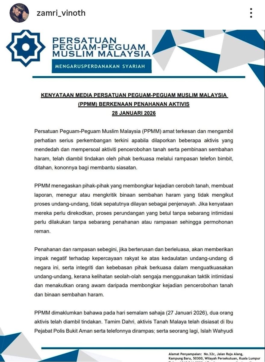 mynewshub's tweet photo. Dua Aktivis Menentang Pencerobohan Tanah Kuil Haram Dikenakan Tindakan Polis

Oleh Mynewshub 

KUALA LUMPUR, 28 Januari – Dua aktivis yang menentang pencerobohan tanah bagi pembinaan kuil haram, Tamim Dahri (Tanah Melayu) dan Islah Wahyudi (Randuk Malaysia) telah diambil tindakan oleh pihak polis termasuk salah seorang ditahan semalam.

Perkembangan itu didedahkan Persatuan Peguam-Peguam Muslim Malaysia (PPMM) dalam satu kenyataan akhbar hari ini.

Presidennya, Muhamad Hisham Marzuki berkata, PPMM menyatakan kebimbangan serius terhadap tindakan pihak berkuasa menahan kedua aktivis berkenaan yang aktif mendedahkan dan mengkritik isu pencerobohan tanah serta pembinaan rumah ibadat haram.

Menurut Hisham, Tamim Dahri disiasat Ibu Pejabat Polis Bukit Aman dan telefon bimbitnya dirampas, manakala Islah Wahyudi ditahan di lokap Ibu Pejabat Polis Daerah (IPD) Sepang sebelum polis memohon perintah reman terhadapnya di Mahkamah Sepang.

Bagaimanapun, Majistret Khairatul Animah Jelani menolak permohonan reman tersebut dan mengarahkan Islah Wahyudi dibebaskan serta-merta, jelasnya.

"PPMM menegaskan bahawa individu yang membongkar pencerobohan tanah, membuat laporan atau mengkritik pembinaan rumah ibadat haram tidak seharusnya dilayan sebagai penjenayah.
 
"Sebaliknya, sebarang keperluan siasatan perlu dijalankan mengikut lunas undang-undang tanpa unsur ugutan, rampasan atau penahanan yang bersifat intimidasi," katanya.

Menurut beliau lagi, tindakan penahanan dan rampasan sedemikian, jika berterusan, berpotensi menjejaskan keyakinan rakyat terhadap kedaulatan undang-undang serta menimbulkan persepsi penyalahgunaan kuasa bagi menakutkan orang awam daripada mendedahkan salah laku.

Hisham turut mengingatkan pihak berkuasa, termasuk Suruhanjaya Komunikasi dan Multimedia Malaysia (SKMM) serta Polis Diraja Malaysia (PDRM), supaya menggunakan kuasa yang diamanahkan bagi mengambil tindakan terhadap penceroboh tanah tanpa bersikap memilih, selaras dengan prinsip keadilan dan Perlembagaan Persekutuan.- MYNEWSHUB