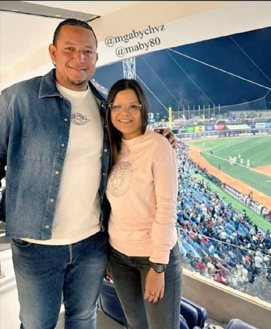 Merwisgsd's tweet photo. Otro chavista enclosetado @MiguelCabrera, debiste seguir el consejo de Galarraga.
Fotos junto a:
- Delcy en su recorrido a la UCV
- Maduro
- Hija de Chavez
- Junto a un Edecan
- le regalo y dedico un bate a Chavez 

#ChavistaEnclosetado
#VenezuelaLibre
#NarcoDictadura https://t.co/fyGInRyFdm