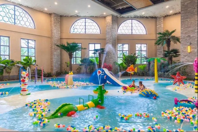 临沂知春湖温泉
在临沂知春湖温泉，火山岩汤池、泡泡池、湖景泡池、神农九汤中草药池、花瓣池……各种温泉特色养生疗法任你选，所有的疲惫与烦躁都被泉水悄悄带走，留下满身心的轻盈与舒畅。