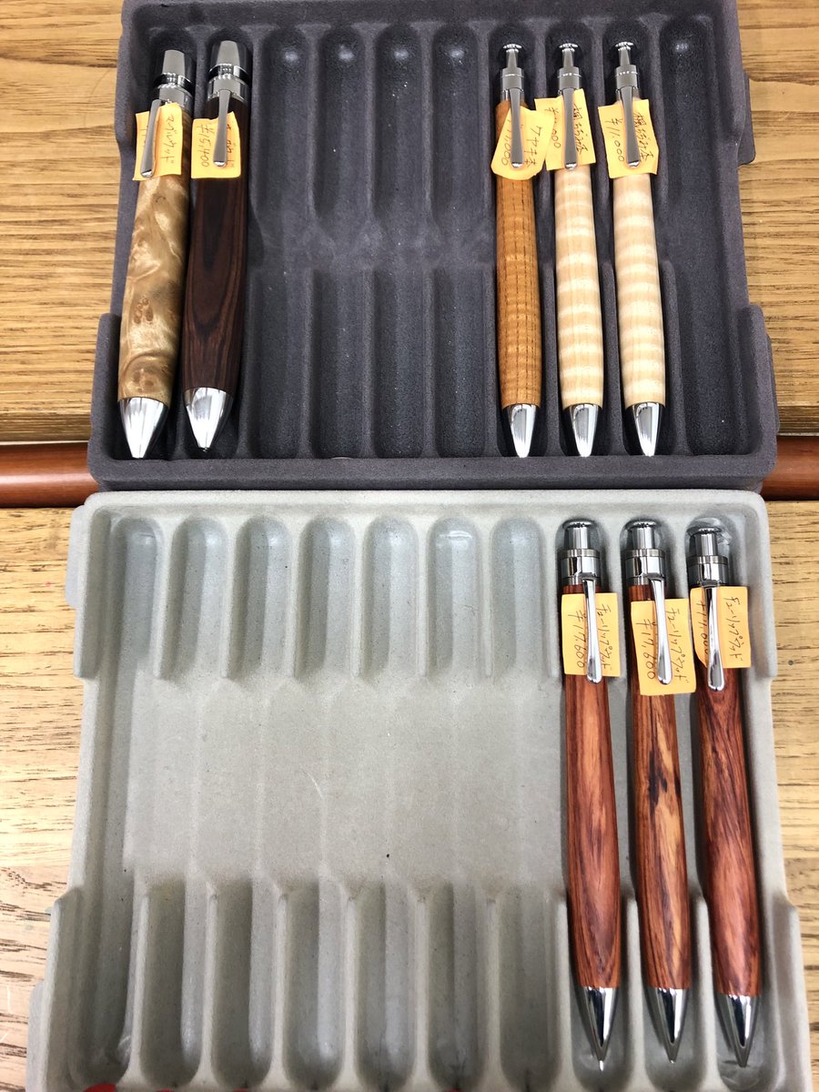 現在の工房楔さん筆記具の在庫状況です。 上段のケース左側2本が