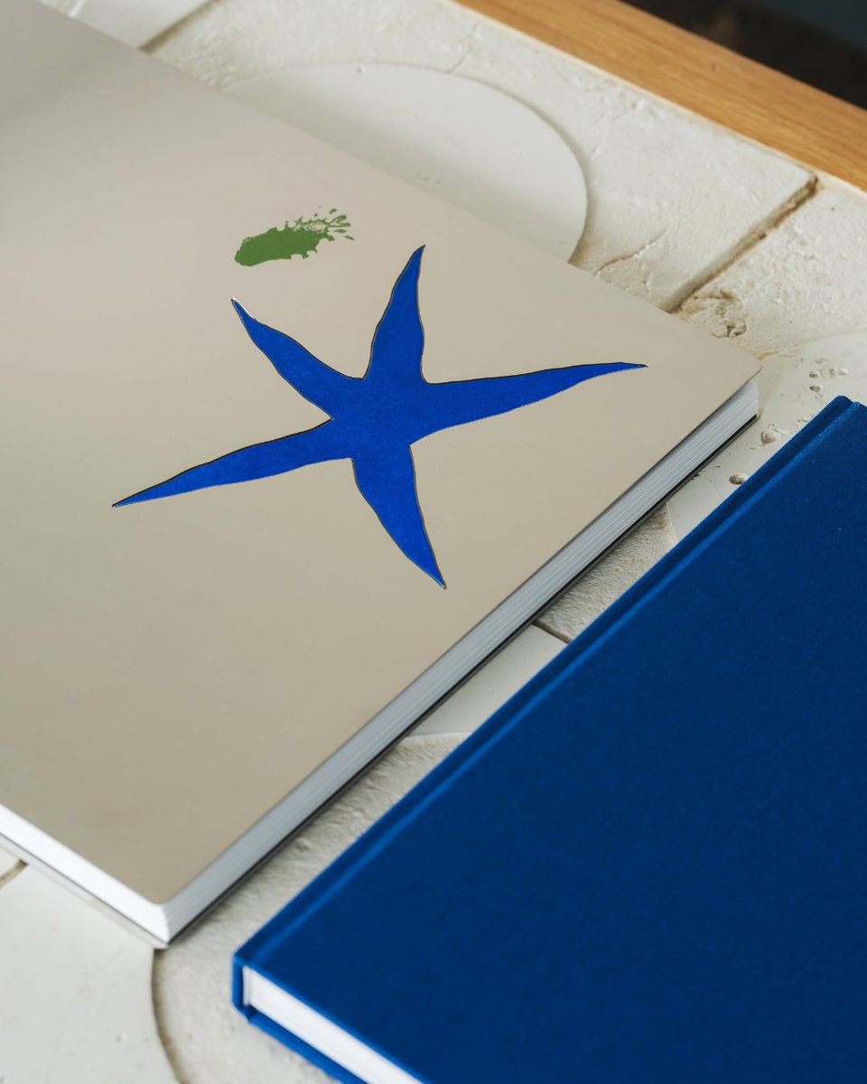 El azul de Miró respira sobre el acero: texturas, imperfecciones y color que reproducen el eco del grabado original.

Un libro que no solo guarda una obra, sino la reinterpretación del poema Cántico de las criaturas de San Francisco de Asís, la oda a la naturaleza que inspiró el