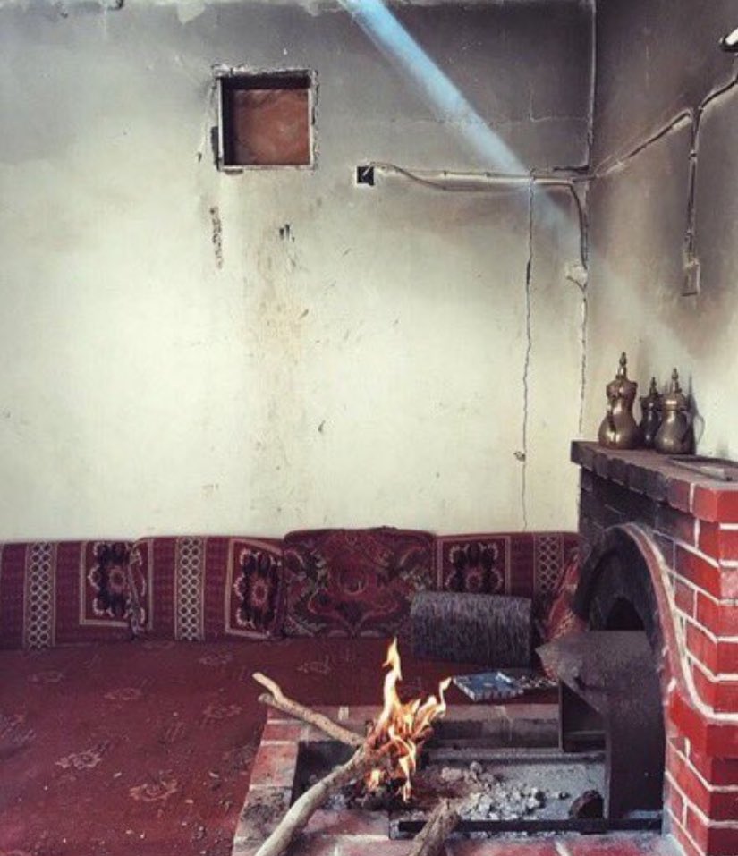 ريحة الشيبان وأنفاس الغضا
سافرت بين المساند والمشب

كلما  ضاقت معاليق الفضا
تنتشلنا من ضنكنا .... للرحب