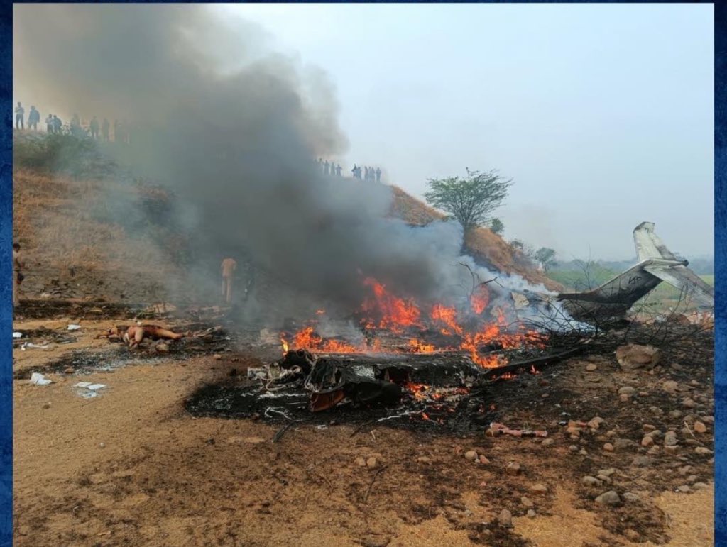 एक और कद्दावर नेता की विदाई और हवा में तैरते सवाल।" ​महाराष्ट्र के उपमुख्यमंत्री अजीत पवार का यूं अचानक चले जाना केवल एक राजनीतिक क्षति नहीं है, बल्कि यह हमारी विमानन सुरक्षा व्यवस्था  के मुंह पर एक तमाचा है।  ​खबर आ रही है कि जिस विमान हादसे में हमने उन्हें खोया, उसके पीछे