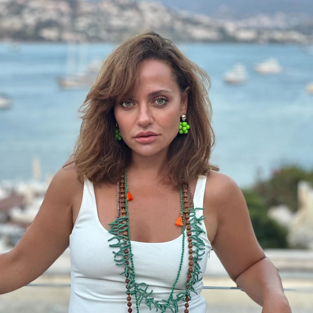 Oyuncu Didem Balçın: "Eskiden herkesi seveyim, herkes beni sevsin telaşım vardı. Artık öyle değilim.

Sabah uyandım ve 800 kişiyi takipten çıktım. Bir arkadaşım, 'beni çok üzdü' diye mesaj attı. Ne üzmesi? 3 yıldır merhaba bile yok. Babam vefat ettiğinde yanımda değilsin.

800