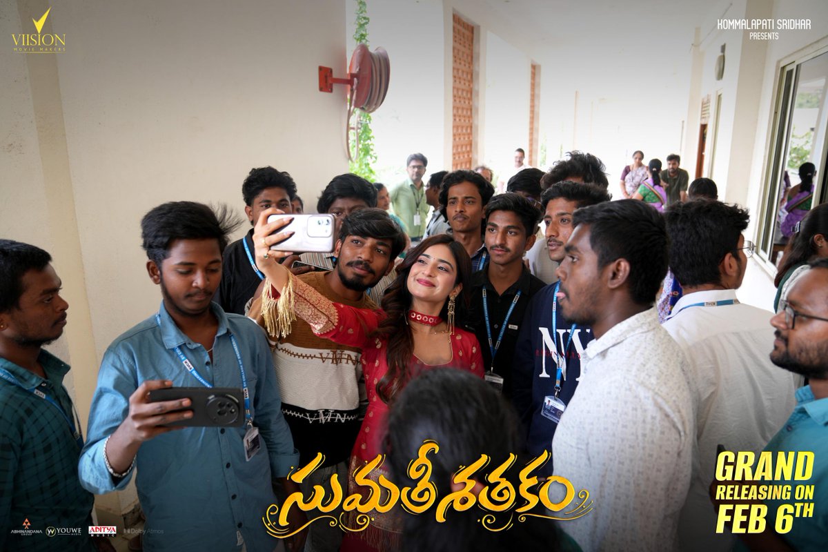 Viisionmovie's tweet photo. So much love and energy at SVC College, Kadapa ❤️
Team #SumathiSathakam had a memorable stop on the promotional tour✨

Watch #SumathiSumathi Song - https://t.co/kymf4i5J8F

Releasing in theaters Worldwide on FEBRUARY 6TH

In Cinemas #SumathiSathakamOnFeb6

@Actor_amardeep #Saylimchaudhri @thejdvprasad #NayuduMediseti @Tastyteja1 @kommalapatisai
@NahidCuts @mks131119 @Viisionmovie @MythriRelease @SastudiosWav @tirupathijaava1 #SubhashAnand @adityamusic