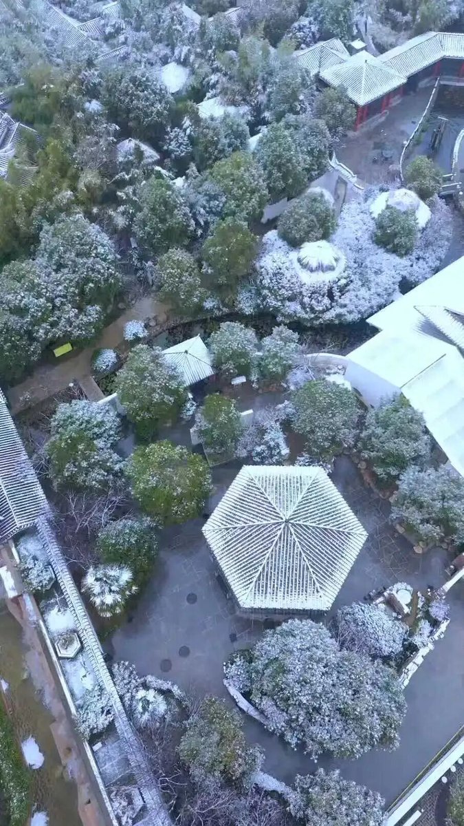 临沂观唐温泉
临沂观唐温泉度假村，一个藏在唐风古韵里的温泉秘境，青瓦白墙、亭台楼榭尽显江南柔情，80余个室内外泡池涵盖十一大主题，泡汤之余还能漫步明清古民居群落，邂逅“琅琊八景”之“野馆汤泉”的历史韵味。