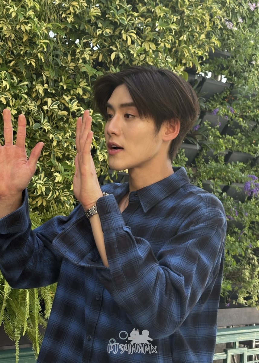ยกมือไหว้และบ๊ายบายกันอยู่อย่างนั้น ประมาณแสนล้านรอบได้ แค่กว่าจะแยกย้ายจริงก็นานอยู่ 5555555555 นานๆเจอกันทีอะเนอะ งานแรกของปีเลย น่ารักเหมือนเดิม เพิ่มเติมขอให้มีพี่จ๋าวค้นพบความน่ารักนี้เพิ่มขึ้นอีกเยอะๆเยยนะ 😆🫶🏻🩵
#บุพเพสันนิวาส
#Lovedestiny
#LengThanaphon