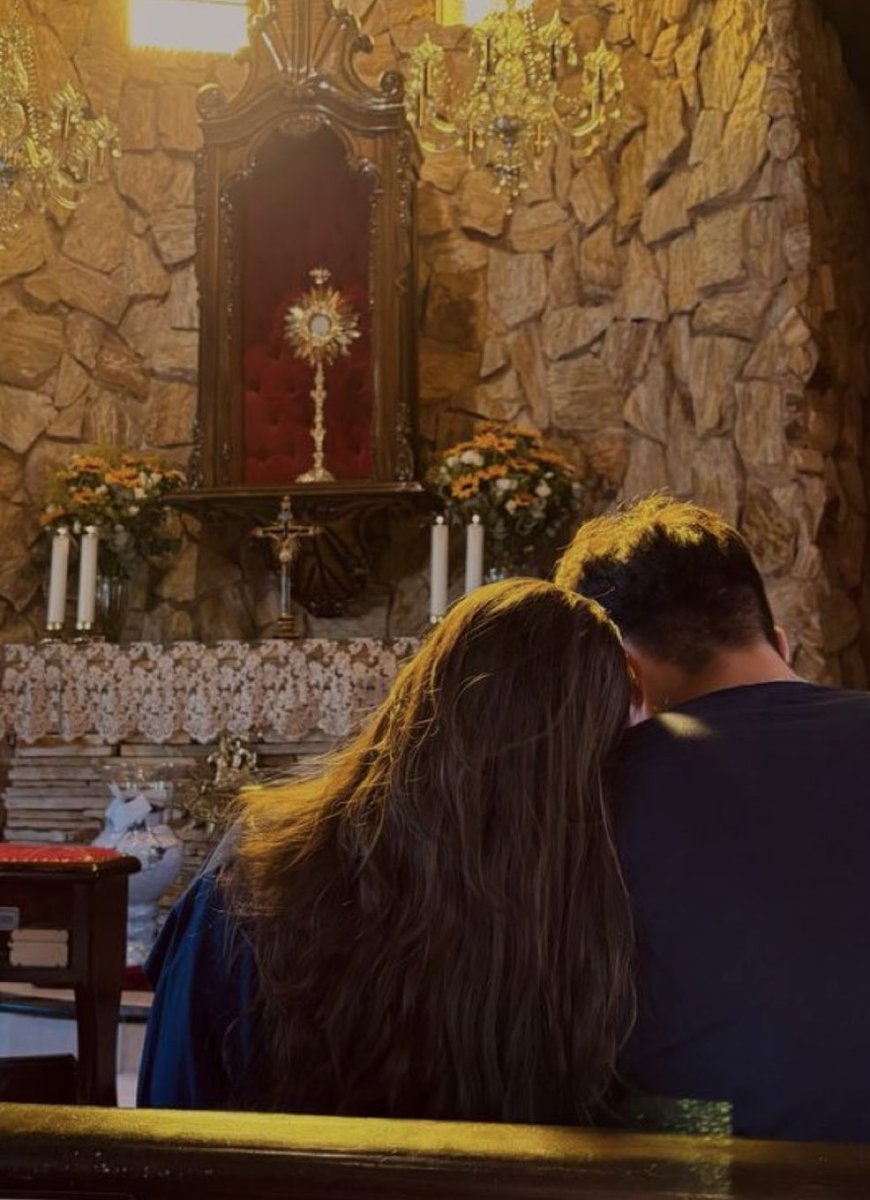 UniCatolicos_es's tweet photo. «La persona que no se decide a amar para siempre encontrará muy difícil amar de verdad por un día».

— San Juan Pablo II https://t.co/f26ttwQMXJ