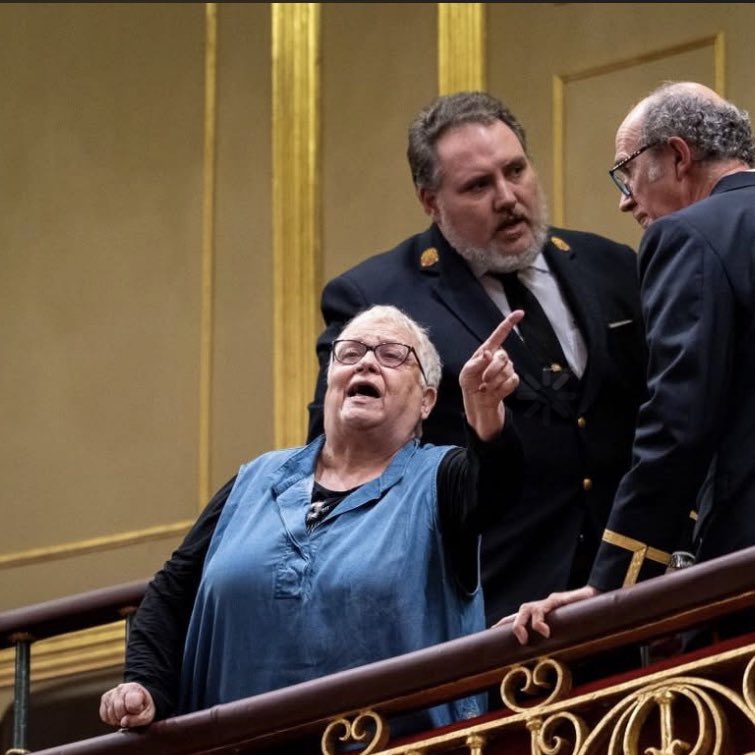 VictorCaminoVlc's tweet image. Intentan hacernos creer que echan un pulso al PSOE.

En realidad echan un pulso a miles y miles de señoras como la que ayer no pudo contener la indignación.

No votan contra el PSOE, votan contra la gente.