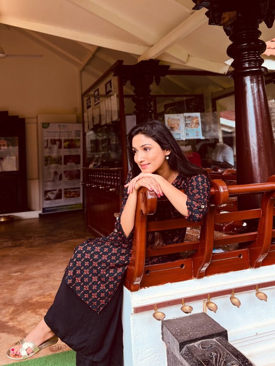 tellychakkar's tweet photo. Actress @donalbisht looking so simple yet so elegant ✨ That prettiest smile and the way she carries herself is pure grace 💕
#DonalBisht #AmazingSmile #ElegantBeauty #SimpleYetStunning #Graceful #PrettyVibes #CelebStyle #IndianBeauty https://t.co/jPmUAtGwob