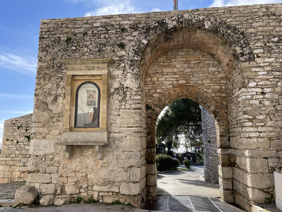 HalteLa_'s tweet image. #Erice c’est du niveau  #Perouges #CollongesLaRouge #RochefortEnTerre #Sarlat : un village patrimonial parfaitement préservé, où tout est magnifique, même ce qui est décrépit