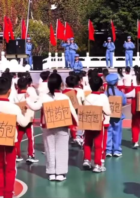 TWCommanderCat's tweet image. So what kind of education is this? Teaching kids to be fucking creepers?

The Chinese characters on the backpack are: 'explosive packs'