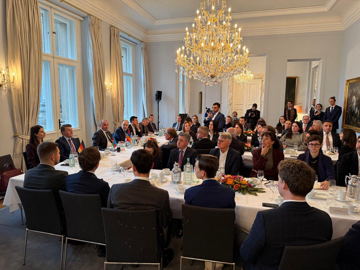 AzEmbGermany's tweet image. Berlində “Azərbaycan və Ermənistan arasında tarixi sülh” mövzusunda geniş tədbir keçirilib

Almaniya xarici işlər naziri tədbirdə çıxış edib

Yanvarın 27-də Berlində Bundestaq yanında fəaliyyət göstərən nüfuzlu Alman Parlament Cəmiyyətində “Cənubi Qafqazda dönüş nöqtəsi:…