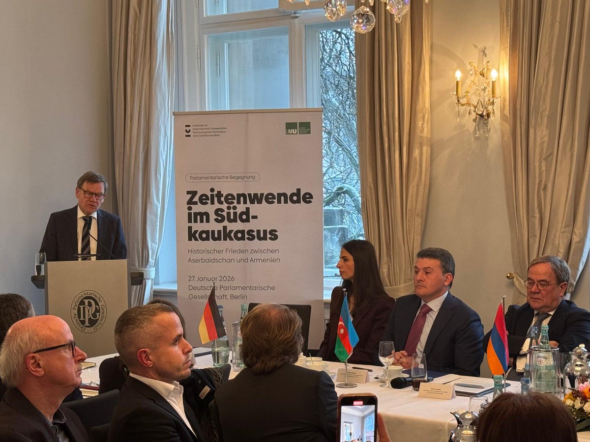 AzEmbGermany's tweet image. Berlində “Azərbaycan və Ermənistan arasında tarixi sülh” mövzusunda geniş tədbir keçirilib

Almaniya xarici işlər naziri tədbirdə çıxış edib

Yanvarın 27-də Berlində Bundestaq yanında fəaliyyət göstərən nüfuzlu Alman Parlament Cəmiyyətində “Cənubi Qafqazda dönüş nöqtəsi:…