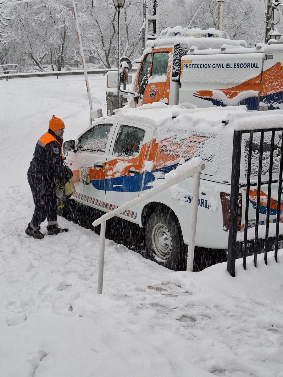 PCivilEscorial's tweet photo. 🔴 Activada una unidad operativa.
Se ruega evitar cualquier desplazamiento. 
#ProteccionCivil https://t.co/TGVeZTVfaR