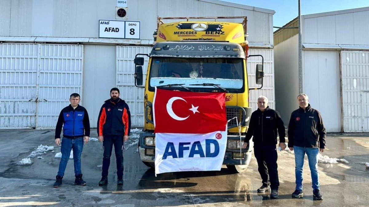 AP__Turkiye's tweet photo. Türkiye, #Suriye'nin Ayn El Arab bölgesindeki sivil halka ulaşması amacıyla 11 tır insani yardım malzemesi gönderdi. https://t.co/gLiNNh75Qm