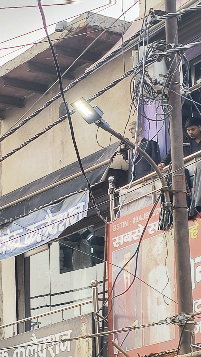 <a href="/janardanspeaks/">Janardan Mishra</a> <a href="/myogiadityanath/">Yogi Adityanath</a> उत्तर प्रदेश के अंदर सरकारी स्कूल या आंगनबाड़ी स्कूल अपने जर्जर हालात दर्शा रहे हैँ पढ़ने वाले स्कूली बच्चों को जान का खतरा बना रहता है कहीं कहीं फ्री या किराए की पुरानी बिल्डिंग में यह स्कूल उत्तर प्रदेश के अंदर चल रहे हैं उत्तर प्रदेश की भ्रष्ट योगी आदित्यनाथ की सरकार के पास