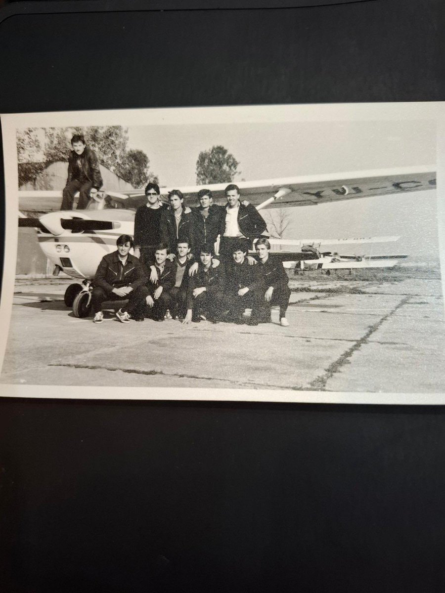Pedjijatar's tweet photo. Jutrošnji let iz Podgorice bio je više od običnog leta – bio je poslednji let u impresivnoj karijeri kapetana Dragana Simića.
Poznat među mlađim kolegama kao “Sima-Zmija”, zbog svog neuporedivog osećaja za upravljanje avionom – provlačio je ATR kroz oblake kao što se zmija provlači kroz kamenjar! 🛫🐍
Vojni rok je služio u elitnoj 63. padobranskoj brigadi u Nišu, zatim je prošao kroz VA Vršac 81/82, a u JAT-u započeo karijeru leteći na legendarnom Boeingu 727.
Dugi niz godina proveo je u vazduhu iznad afričkog i azijskog kontinenta – Maroka, Nigerije, Indije, Bangladeša, Indije, Nepala, Papue i mnogih drugih destinacija. Kao kapetan na ATR-u 72-600, leteo je ne samo za JAT, već i za više stranih kompanija, ostavljajući profesionalni i ljudski trag gde god da je radio.
Njegov doprinos, iskustvo i duh biće zapamćeni i prepričavani među generacijama pilota.
Kapetane, hvala na svim poletanjima i sigurnim sletanjima. 
Srećan let u penziju! Po sletanju ctp. Dragana Simića, pozdravila je i AKL Beograd. 🫡✈️