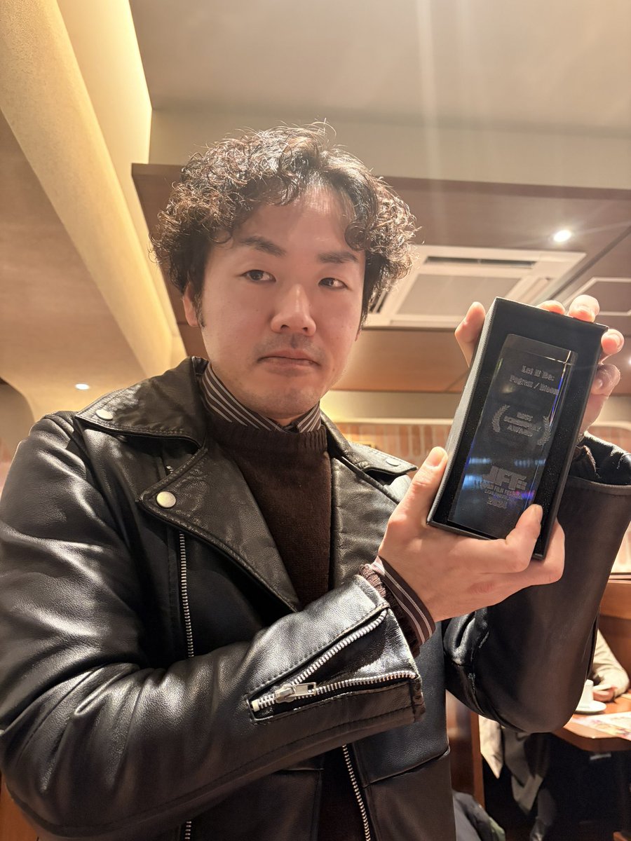 arinomamadesake's tweet photo. 昨年、 #在りのままで咲け  #在りのままで進め の2本がロサンゼルスの日本映画祭『 Japan Film Festival Los Angeles』で最優秀脚本賞を受賞し、トロフィーを頂いておりましたが、
やっと脚本家の桑江良佳さんにお渡ししてきました！！🏆✨

改めて、本当におめでとうございます🎉 https://t.co/g2wC2uzCMM