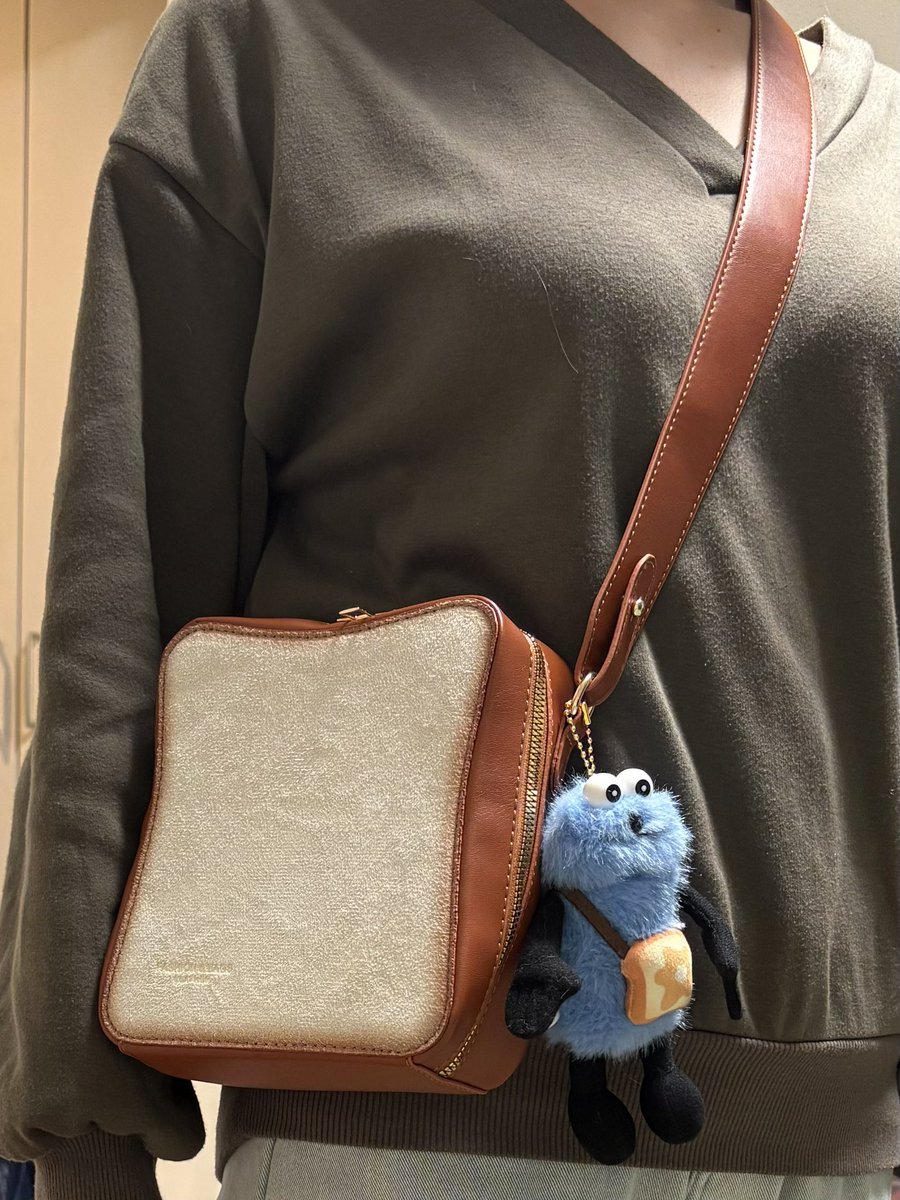 tohru_sunkatsu's tweet image. SHEINで買った食パンショルダーバッグ届いた🩵目玉焼きポーチ付いてたけどパンスンと完璧なおそろにするにはバターをどうにか着けたい…何か良いものないかしら🤔
#パペットスンスン #スン活