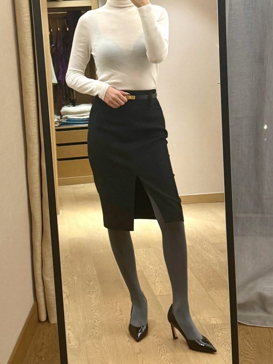 好糟糕的一天，搭的衣服太透了导致到哪都是全场的焦点...还好带了披巾🙄 https://t.co/8hZnN2RqYt