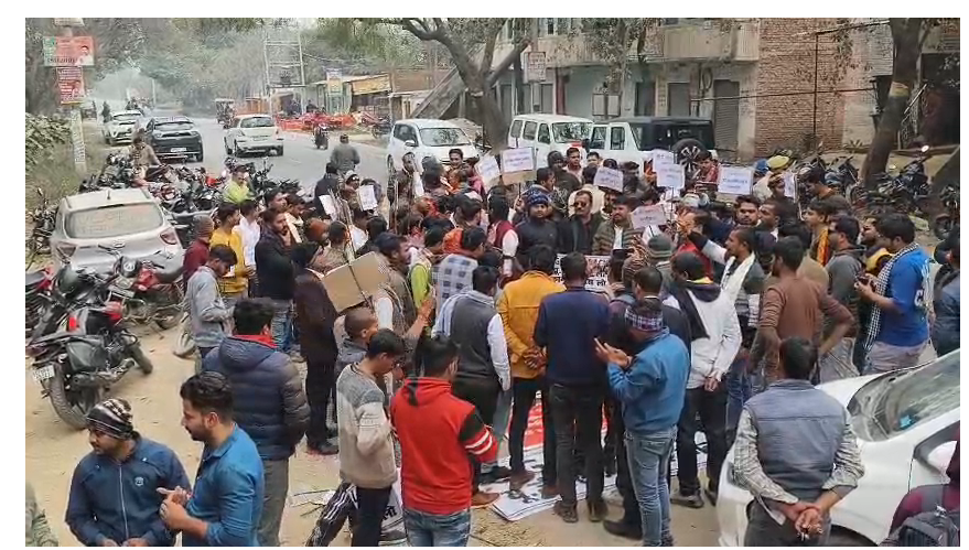 bstvlive's tweet image. भदोही : यूजीसी के विरोध में सवर्ण समाज का प्रदर्शन

➡ हजारों की संख्या में प्रदर्शनकारी सड़कों पर उतरे
➡ विद्यार्थी की कोई जाति नहीं होती- प्रदर्शनकारी

#Bhadohi #UGCProtest #SavarnSamaj