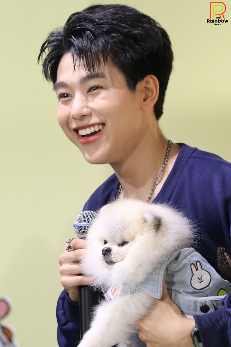 RainbowNewsent's tweet photo. สองคู่ซี้ "น้องอุ๋ง - พี่กฤษฎิ์" ในงาน "MY PAWFECT BUDDIES" 🫶🏻🐶
#PawLabSiamDiscoveryXKrit #krmjtc
#SiamDiscovery #PAWLAB
#BangkokDesignWeek2026 https://t.co/aO7vIOEWL3