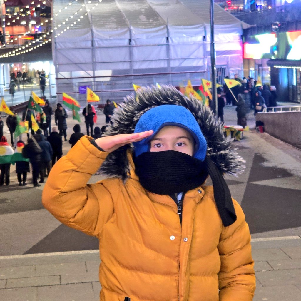 daktilock's tweet photo. İsveç'te PKK eylemi önünde, bozkurt işareti yapan Metehan: https://t.co/Wnrmw9qSqN