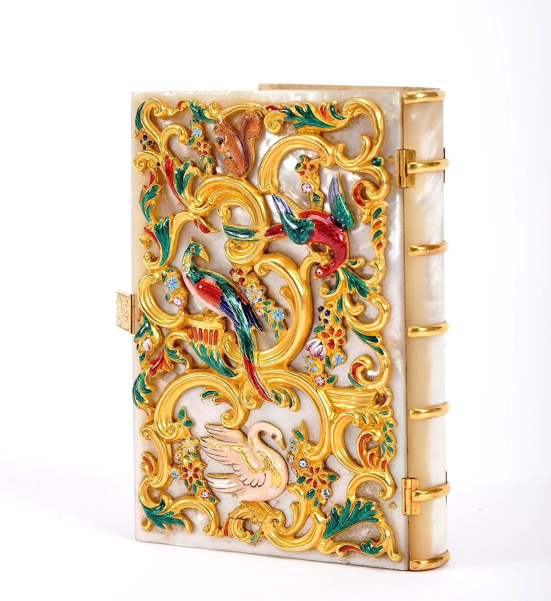 HirokoMiyamoto7's tweet image. 19世紀前半、英国製のダンスノート。マザーオブパールに繊細な金彩と多色エナメルの彫刻が施された、溜息が出るほど美しい逸品です。優雅に舞う鳥やリスの装飾が、当時の社交界の華やかさを物語っています。サイズ：9.5×7.5×2cm （サザビーズ落札品）