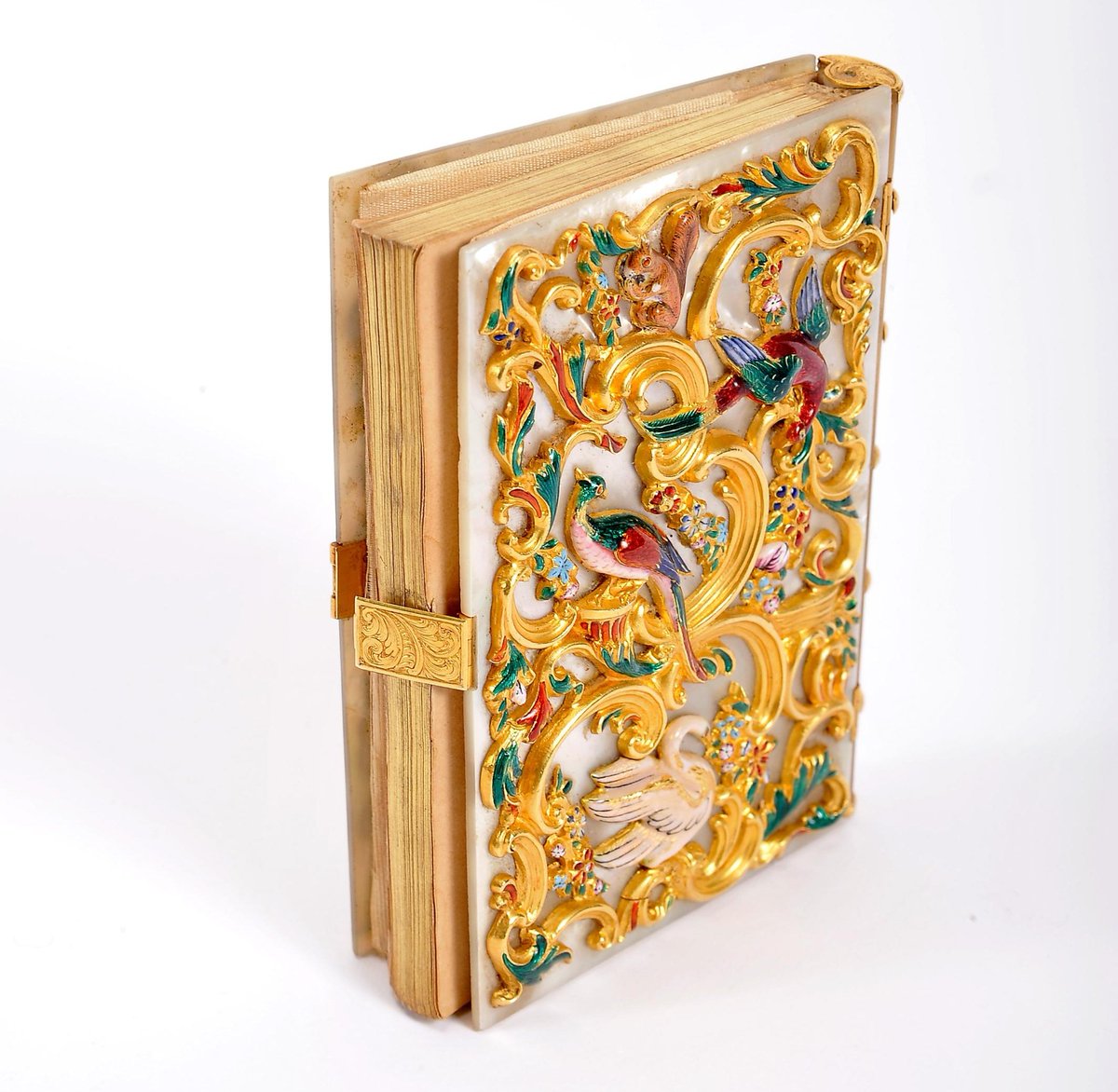 HirokoMiyamoto7's tweet image. 19世紀前半、英国製のダンスノート。マザーオブパールに繊細な金彩と多色エナメルの彫刻が施された、溜息が出るほど美しい逸品です。優雅に舞う鳥やリスの装飾が、当時の社交界の華やかさを物語っています。サイズ：9.5×7.5×2cm （サザビーズ落札品）