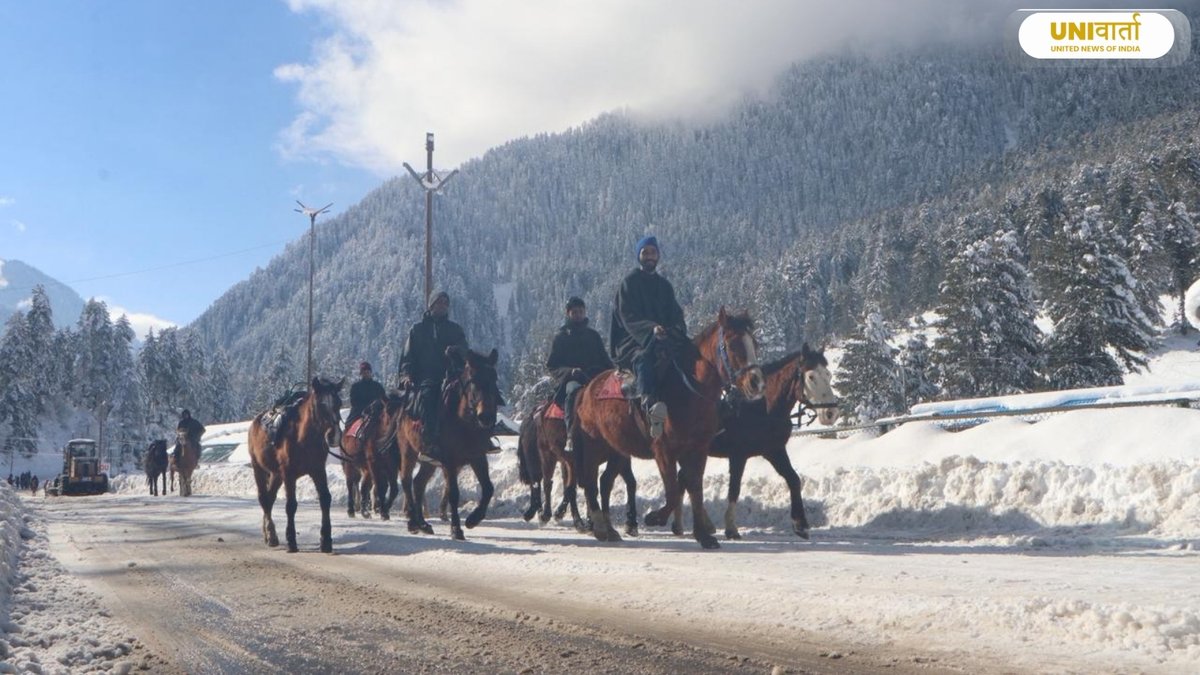 univartaindia1's tweet image. In Photos | आज हुई बर्फबारी के बाद पहलगाम का प्रसिद्ध पर्यटन स्थल शीतकालीन वंडरलैंड में तब्दील हो गया।

📸: Shah Junaid/UNI 

#Pahalgam | #FreshSnowfall | #WinterWonderland | #KashmirTourism | #SnowCovered |