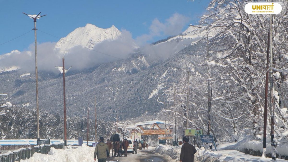 univartaindia1's tweet image. In Photos | आज हुई बर्फबारी के बाद पहलगाम का प्रसिद्ध पर्यटन स्थल शीतकालीन वंडरलैंड में तब्दील हो गया।

📸: Shah Junaid/UNI 

#Pahalgam | #FreshSnowfall | #WinterWonderland | #KashmirTourism | #SnowCovered |