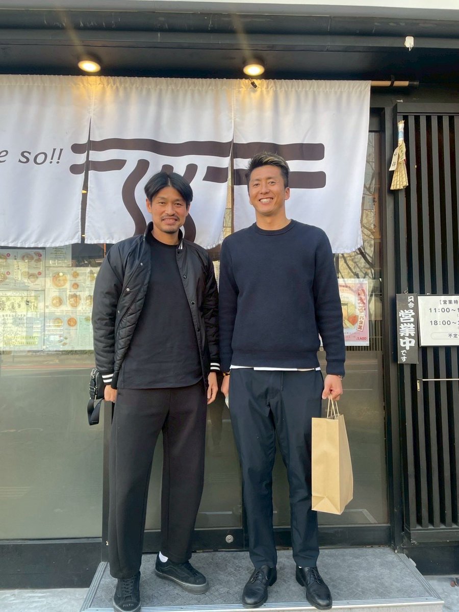 アビスパ福岡　城後　寿選手
六反 勇治選手にご来店いただきました🔥🐝

アビスパのレジェンドにご来店いただきました😭新シーズンも全力で応援させていただきます！！

本日も18:00〜22:30(l.o22:00)
皆様のお越しをお待ちしております🍜

#らーめんはや川警固店