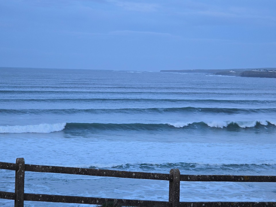 6ft+ waves, Strong SE 20kts offshore wind, Air temp 6C Water temp 9.5C, Low tide 06;18, 18:49, High tide 12:40