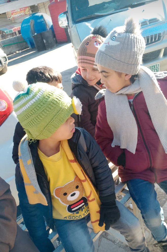 CezayirD's tweet photo. 📍Kobanê Yetimhanesi’nde çocuklar içecek su bulamıyor

Abluka altında olan Kobanê’deki yetimhanenin yetkilisi Şînda Osîb, çocuklara içecek su bulmakta dahi zorlandıklarını belirterek, ‘Gerçekten çok ama çok ağır bir tablo var’ dedi.

#SaveRojava 
#SaveKobane https://t.co/nSNw1sCRnn